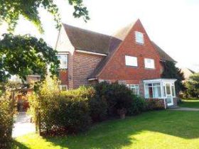 6 bedroom Detached f...